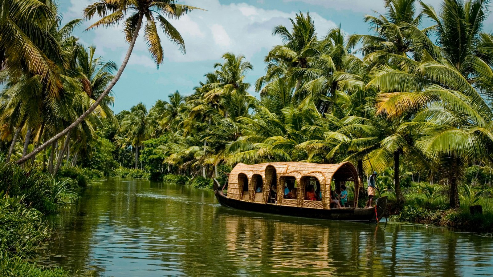 Enjoy the Beauty of Kerala Backwaters and Hill Stations
